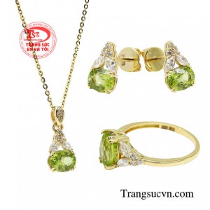Đá Peridot được xem là vị thần may mắn cho người sinh vào tháng 8, người tuổi Thân và là viên đá kỷ niệm 16 năm ngày cưới của các cặp vợ chồng.