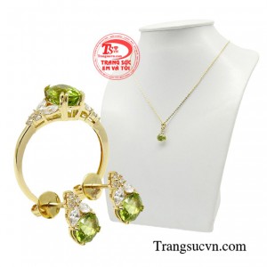 Nó được coi là đá quý của tháng 8 - tượng trưng cho vẻ đẹp dịu dàng, thể hiện nét hiền hoà lãng mạn, dịu ngọt của người đeo nó.