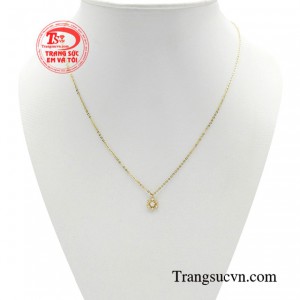 Dây chuyền bông tuyết tinh khôi tạo nên hiệu ứng lấp lánh khi có ánh sáng chiếu vào. 