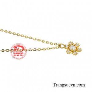 Chiếc dây chuyền có thể dễ dàng kết hợp với nhiều phụ kiện và trang phục khác nhau tạo nên phong cách riêng cho mỗi cô nàng.