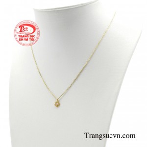 Kiểu dáng dây thanh mảnh, tôn lên vẻ đẹp cho vùng xương quai xanh, giúp phần cổ thon gọn hơn.