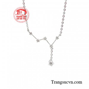 Các chòm sao còn trở thành nguồn cảm hứng bất tận trong phong cách thời trang.