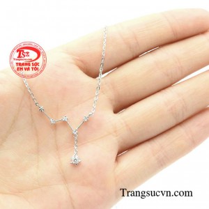 Sản phẩm đặc biệt sử dụng kim cương thiên nhiên kết hợp vàng trắng 18k để tăng độ lấp lánh mô phỏng đúng như các vì sao.