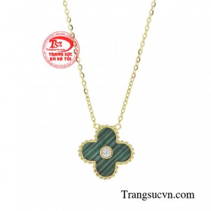 Không những vậy, dây chuyền nữ thanh lịch rất được phái đẹp đón nhận nhờ vào vẻ đẹp sang trọng cũng như tôn lên cá tính của người phụ nữ khi sử dụng. 