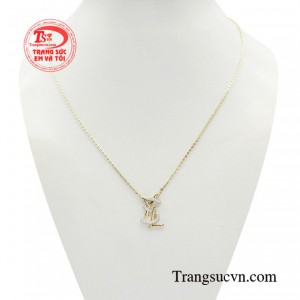 Dây chuyền quý cô kiêu sa là món trang sức thời thượng mang đến niềm kiêu hãnh và cảm hứng thời trang bất tận mà ai cũng mong muốn được sở hữu.