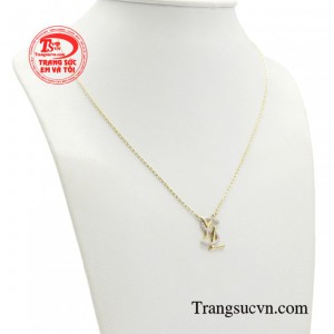 Từ những bộ cánh thời trang cao cấp cho đến thời trang dạo phố của các chị em, chiếc dây chuyền luôn là điểm nhấn tinh tế không thể thiếu