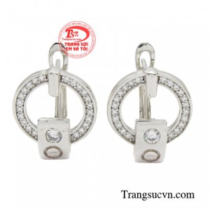 Hoa tai vàng trắng tinh xảo là món đồ tôn lên nét sang trọng và đẳng cấp cho người phụ nữ hiện đại. 