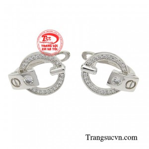 Và đôi hoa tai sẽ là món phụ kiện tạo điểm nhấn quan trọng, làm nên sự thu hút của một cô gái.