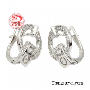 Đó không chỉ là vấn đề trong những buổi đầu gặp gỡ, mà ngay cả khi yêu rồi, đàn ông vẫn bị hấp dẫn bởi vẻ thanh lịch của những người phụ nữ thông minh, hiện đại. 