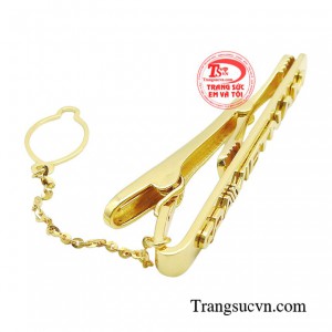 Một chiếc cà vạt phong cách được chế tác tinh xảo từ vàng 18k sẽ khiến cánh mày râu trở nên tinh tế và lịch lãm hơn.