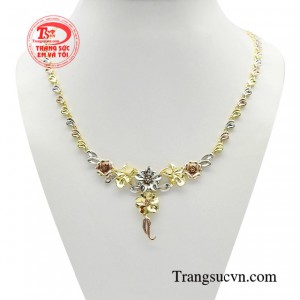 Kiềng vàng hoa mai duyên dáng tựa như những cánh mai vàng bừng nở trong tiết trời xuân ấm áp