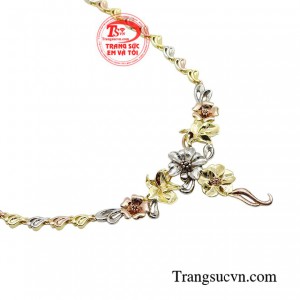 Sản phẩm được thổi hồn sống động qua từng đường nét chạm khắc tinh tế lan tỏa thứ ánh sáng hạnh phúc.
