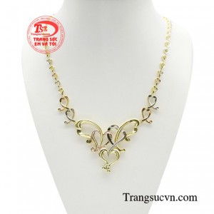 Kiềng vàng phú quý được chạm khắc tinh xảo mang đến diện mạo rạng rỡ. 