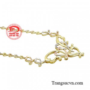 Vậy nên một chiếc kiềng vàng trong bộ trang phục sang trọng sẽ giúp nàng hoàn thiện vẻ đẹp vốn có, cùng thần thái tự tin đầy cuốn hút.