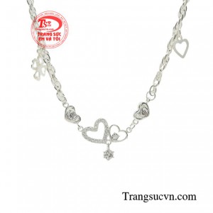 Sản phẩm có thể dễ dàng kết hợp với mọi kiểu trang phục từ công sở đến dạo phố.
