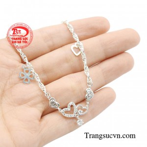 Đây là một trong những kiểu phụ kiện dành cho phái nữ không hề kén người dùng, kiểu dáng nhỏ nhắn, mềm mại, hợp với chị em thích phong cách nhẹ nhàng nữ tính.