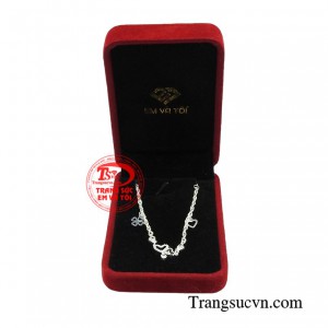 Lắc tay trái tim xinh xắn có thiết kế rất đơn giản nhưng chỉ cần đeo trên tay thì tự nhiên bản thân chủ nhân trở nên tự tin duyên dáng.