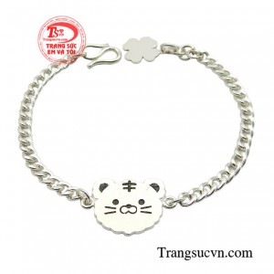 Lắc tay bạc hình thú đáng yêu dành tặng cho bé sơ sinh trong dịp đầy tháng hay bất kỳ dịp nào đều là biểu tượng cho tình yêu tuyệt vời của ba mẹ dành cho bé.