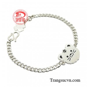 Từ xa xưa, cha ông ta đã dùng bạc để tránh gió, tránh tà dù là truyền thống hay hiện đại, thì bạc vẫn thứ không thể thiếu được với các bé.