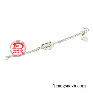 Ngoài ra, vòng vẫn giữ được độ mềm mại nhất định, khá thích hợp cho bé đeo đến lớn.