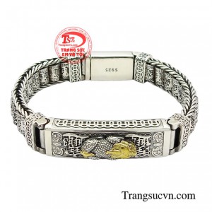 Lắc tay bạc nam phong cách sở hữu kiểu dáng mạnh mẽ, cá tính giúp thể hiện uy quyền, sức mạnh của người đeo.