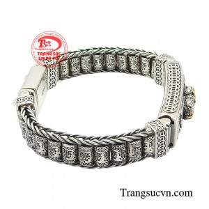 Phần dây lắc được thiết kế với những đường mắt xích to, chạm khắc tinh tế với những hoa văn tinh xảo, mềm mại