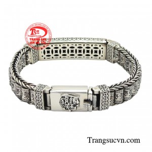 Dây lắc với kết cấu chắc chắn sử dụng chi tiết kim tiền và tỳ hưu làm điểm nhấn thể hiện sức mạnh nam tính.