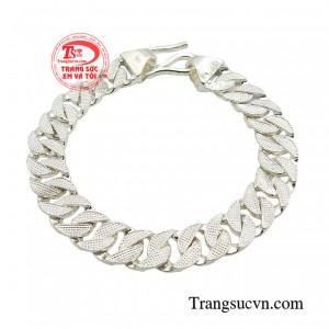 Lắc tay bạc nam phong độ được làm từ bạc cao cấp đạt chuẩn với vẻ ngoài thu hút mọi ánh nhìn cùng độ bền được đánh giá rất cao, bảo vệ vòng dưới tác động của thời gian.
