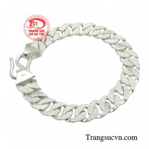 Chiếc lắc bạc được thiết kế trơn phù hợp với đại đa số nam giới bởi vẻ ngoài tối giản nhưng đầy phong cách và thời thượng
