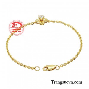 Món trang sức toát lên sự dịu dàng, nền nã ẩn chứa nhiều nét tương đồng với người phụ nữ Việt.