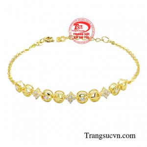 Lắc tay thời trang tỏa sáng giúp phái nữ luôn luôn xuất hiện một cách tự tin, khác biệt, khiến mọi người xung quanh phải ngưỡng mộ. 