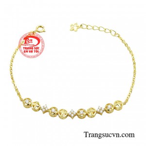 Không có gì là bí mật hay bùa mê, đơn giản là phái đẹp luôn biết cách nâng tầm trang phục với chiếc lắc tay thời trang tỏa sáng. 