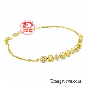 Với món trang sức này chị em phụ nữ lúc nào cũng sang trọng, thanh lịch ngay cả khi chỉ diện áo sơ mi trắng hay đồ jean.