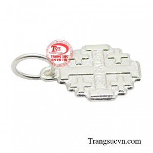 Đây cũng là cờ của vương quốc Jerusalem và người Công Giáo coi nơi đây là đất Thánh vì gần như tất cả mọi sự kiện trong Kinh Thánh đều diễn ra ở đây.