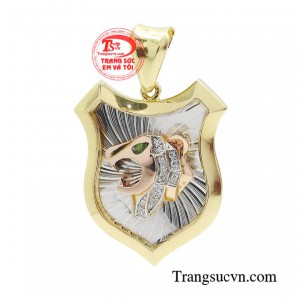 Mặt dây phái mạnh thời thượng là sự lựa chọn hoàn hảo, khẳng định phong cách thời trang và làm bật lên vẻ đẹp nam tính, chuẩn chất quý ông.