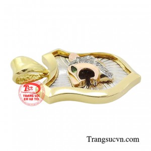 Chiếc mặt dây thể hiện sự uy quyền và đẳng cấp của người đeo.