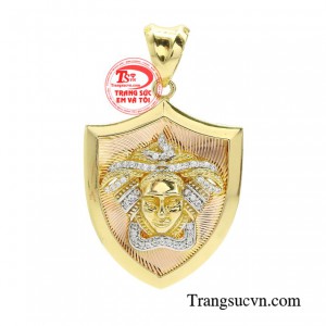 Mặt dây phong độ phái mạnh với đường nét thiết kế mạnh mẽ kết hợp với vàng 18k thượng hạng tạo nên vẻ đẹp ấn tượng, phong thái của một quý ông lịch lãm.