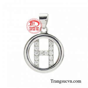Mặt dây thời trang duyên dáng được thiết kế chữ H điểm xuyến những viên đá lấp lánh, phù hợp cho phong cách thanh lịch, nữ tính. 
