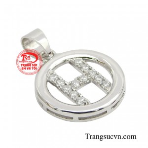 Chiếc mặt dây là món trang sức yêu thích dành cho mọi cô gái. 