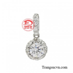 Mặt dây tinh tế kiêu sa dành tặng cho những người phụ xinh đẹp, tự tin và đầy bản lĩnh trong cuộc sống cũng như trong sự nghiệp.