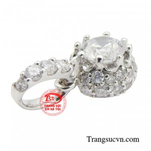 Chiếc mặt dây giúp quý cô tạo điểm nhấn phong cách, thanh lịch nơi công sở và thể hiện guu thẩm mỹ bắt nhịp với xu hướng thời trang thế giới. 