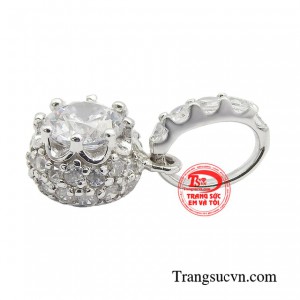 Đặc biệt sản phẩm có tính ứng dụng cao, nổi bật khi kết hợp một cách đa dạng các loại trang phục đi làm, gặp gỡ đối tác, trong những dịp dạo chơi. 