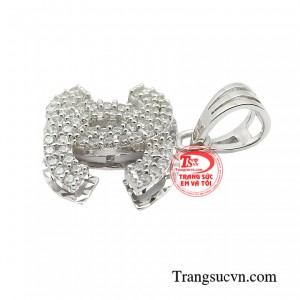 Thiết kế theo kiểu dáng nữ tính, xinh xắn nhưng không kém phần nổi bật phần xương quai xanh của các nàng thêm phần gợi cảm, tinh tế. 