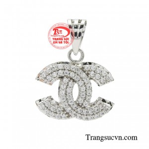 Mặt dây vàng trắng kiều diễm là món phụ kiện tinh tế đồng hành cùng chị em phái đẹp.