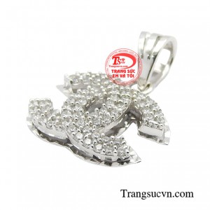 Sản phẩm không chỉ làm nổi bật lên vẻ yêu kiều của chị em mà còn toát lên khí chất mạnh mẽ, cá tính của những cô gái trẻ trung, hiện đại. 