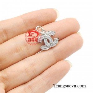 Chiếc mặt dây được xem là món phụ kiện thần kỳ giúp nàng tỏa sáng dù ở bất kỳ nơi đâu.