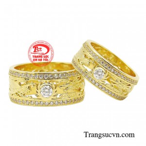 Nhẫn cưới long phụng sum vầy nằm trong bộ tứ linh, Long tượng trưng cho sự mạnh mẽ, tài lực, phú quý và Phụng là biểu trưng của vẻ đẹp, sự thanh cao, năng lực tái sinh mạnh mẽ.