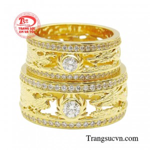 Vì lẽ đó, người Việt tin rằng, hoa văn long phụng là lời chúc tốt đẹp nhất gửi đến các cặp đôi trong ngày hôn lễ.