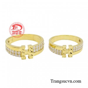 Đôi nhẫn cưới với thiết kế mang phong cách tinh tế, sang trọng. 