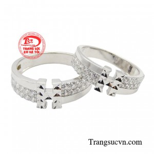 Nhẫn cưới vàng trắng ghi dấu được chế tác từ vàng trắng 18K tạo điểm nhấn cùng đường viền đai nhẫn nổi bật tinh tế.